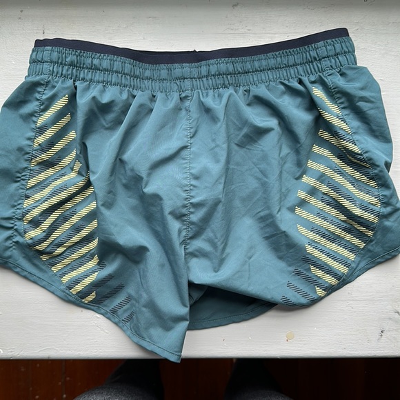 Nike dry fit running shorts barely worn - Picture 2 of 4